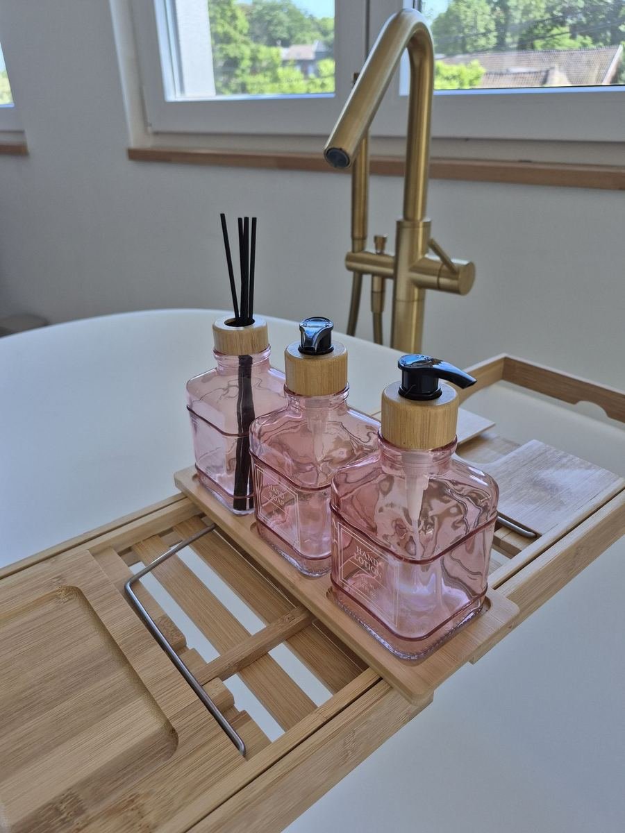 Plateau de bain avec amenités et robinet doré à Maison H