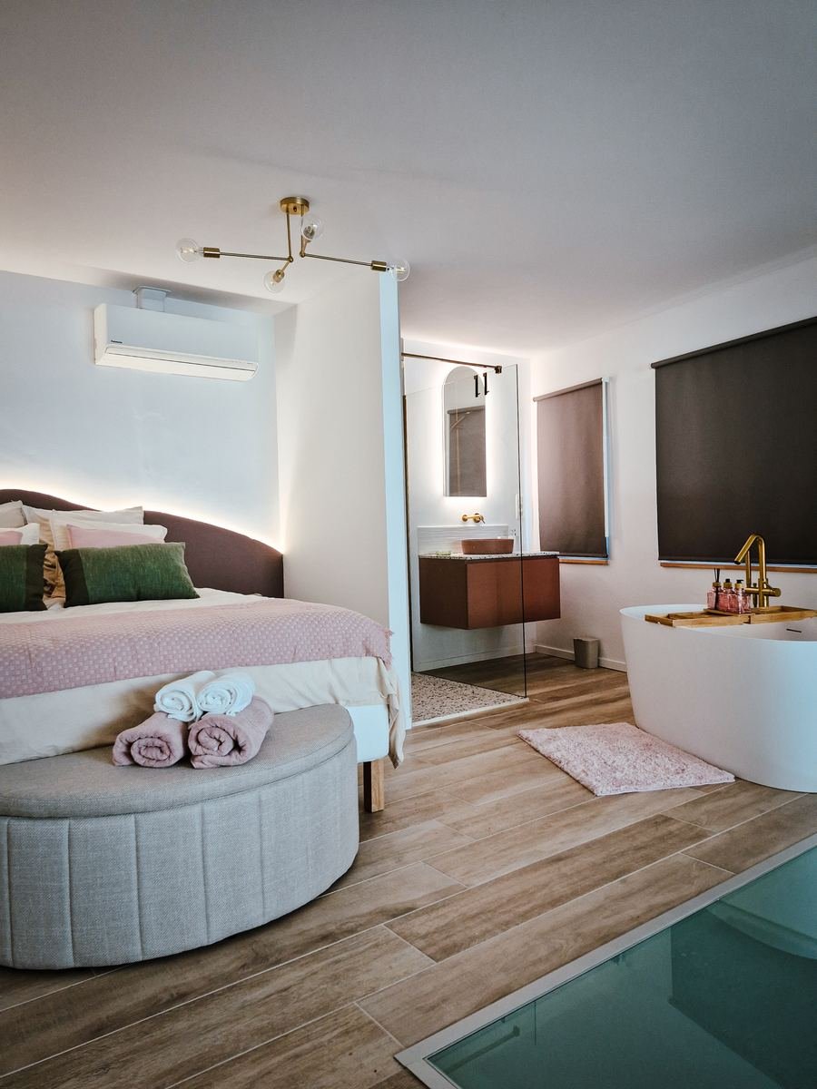 Chambre de la suite Maison H avec baignoire îlot, Herstal Liège