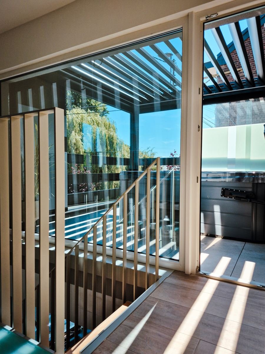 Escalier et vue sur la terrasse de la suite Maison H à Herstal