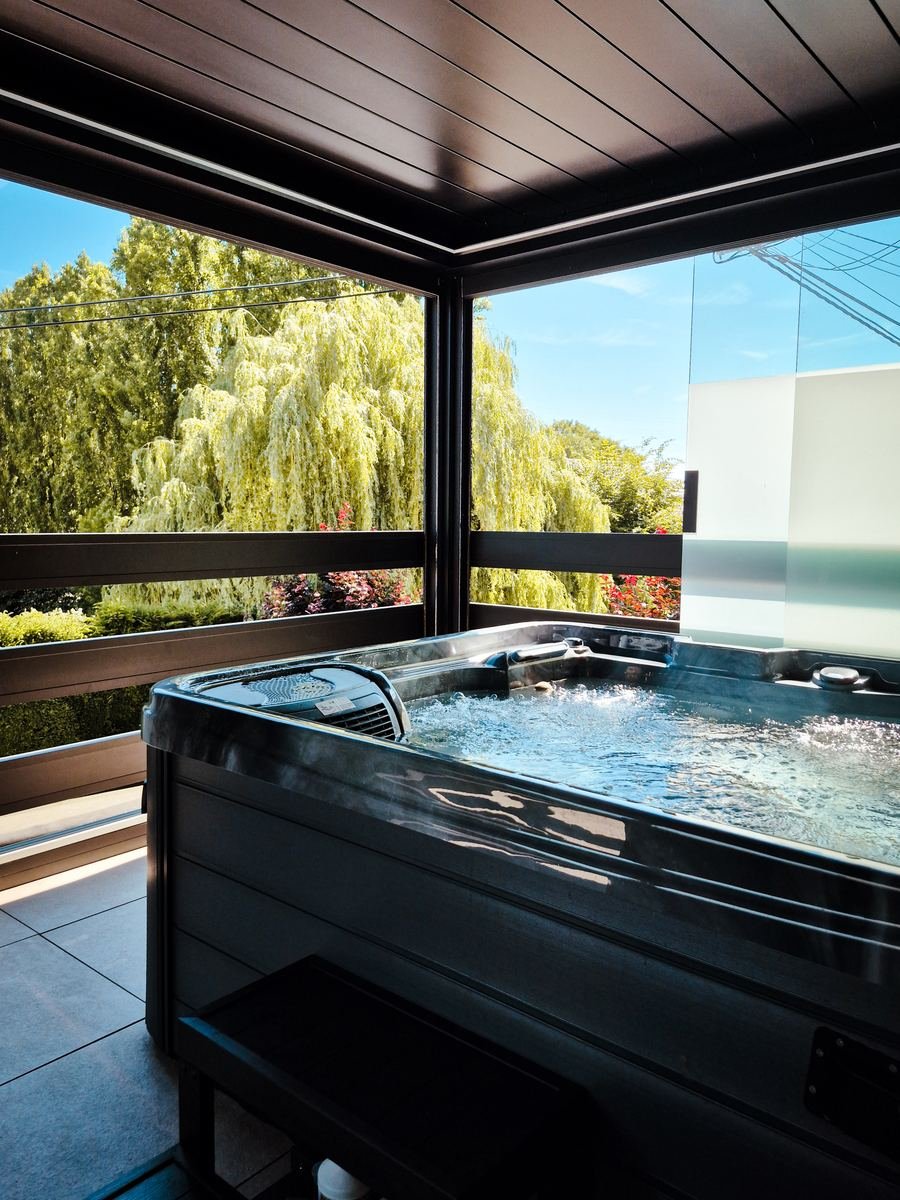Jacuzzi privatif de Maison H sous pergola bioclimatique