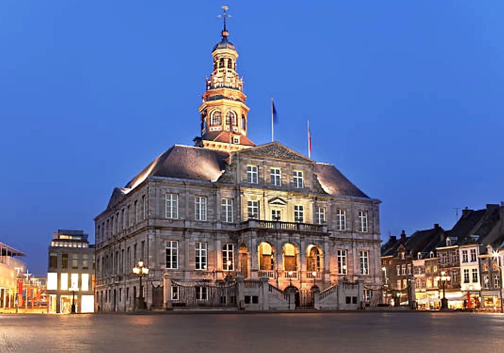 Hôtel de ville de Maastricht illuminé de nuit